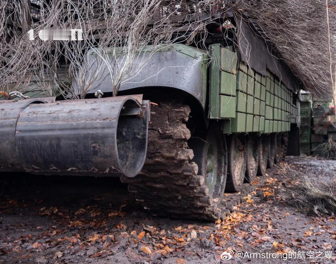 乌克兰第1独立摩托化步兵旅的T-72EA，效仿俄军装备刺猬装甲。俄乌冲突