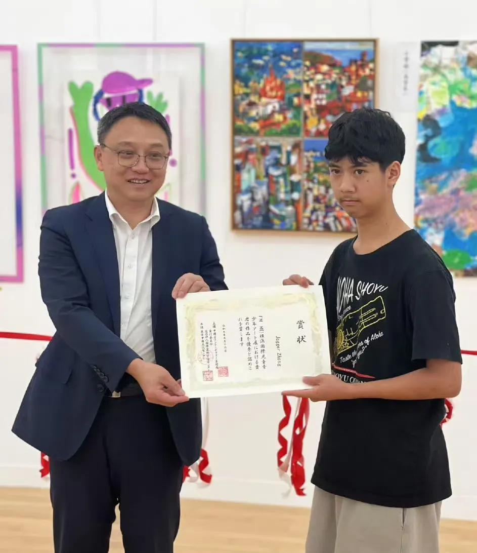 7月31日，刘芸儿子郑熙岳突然引发了热议，起因是郑熙岳的画作在东京画廊展出，然而