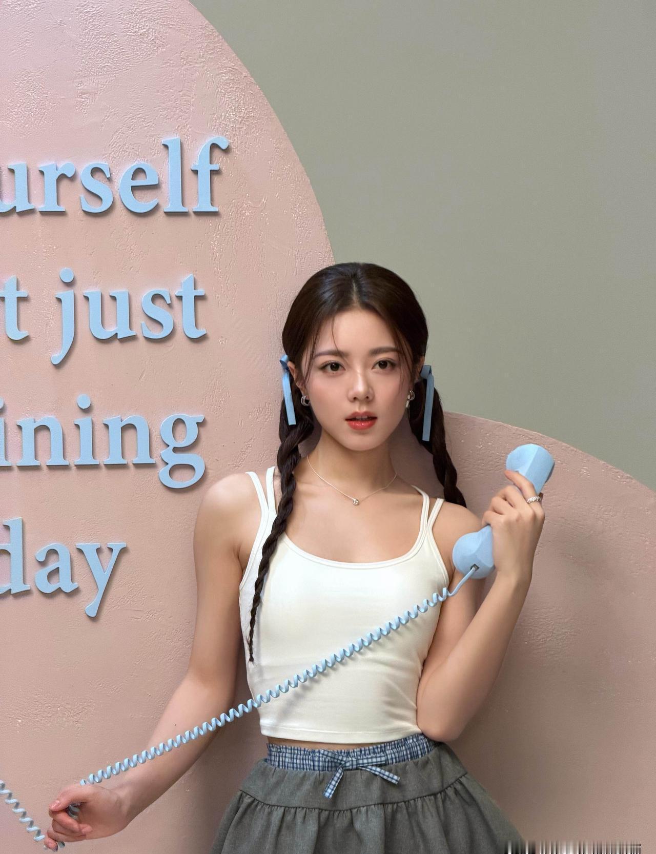 赵今麦把“校服”穿成热搜第一？双麻花+吊带，00后这是要逼死滤镜厂商！白吊带