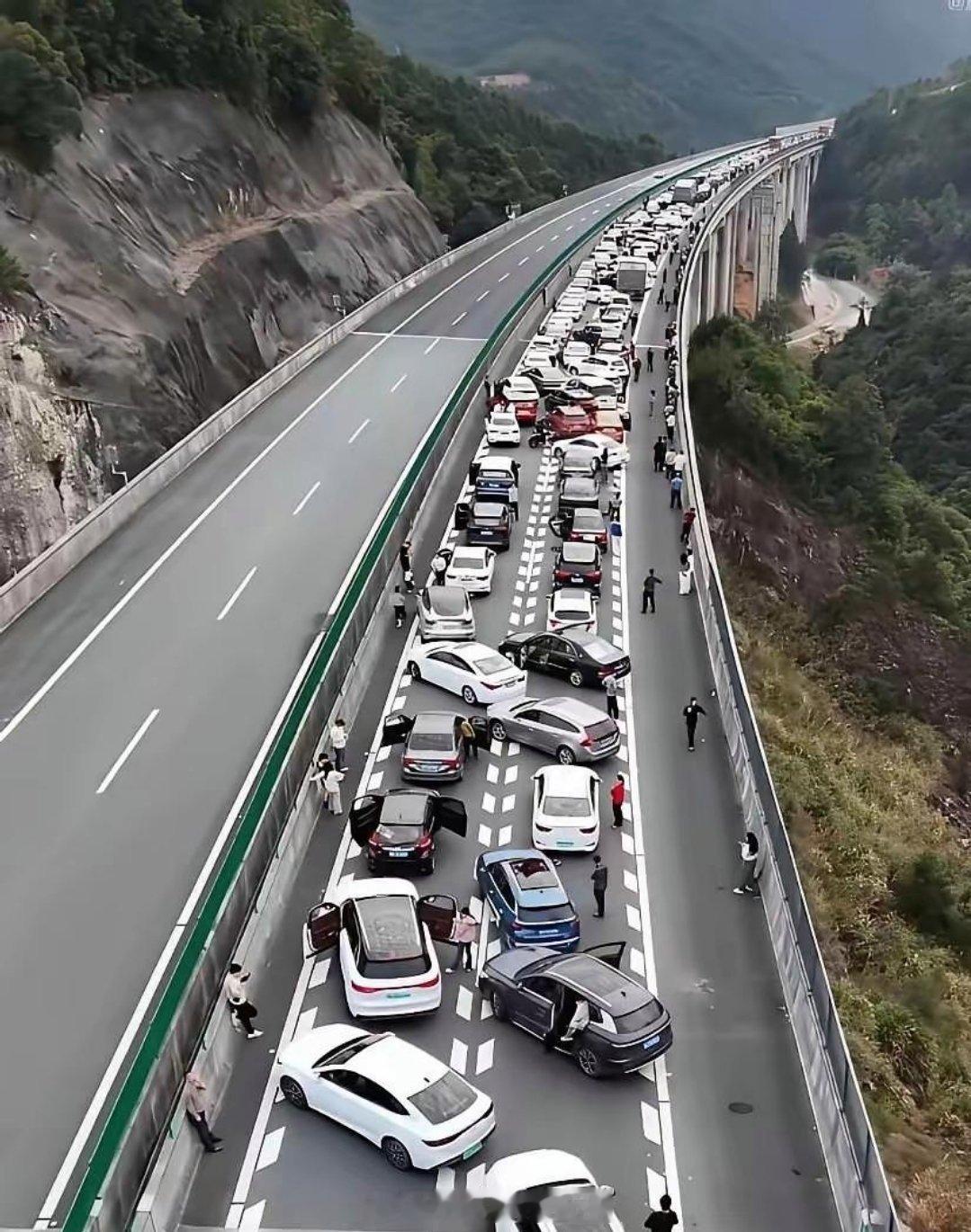高速大堵车时，为什么大家要这样停车呢？