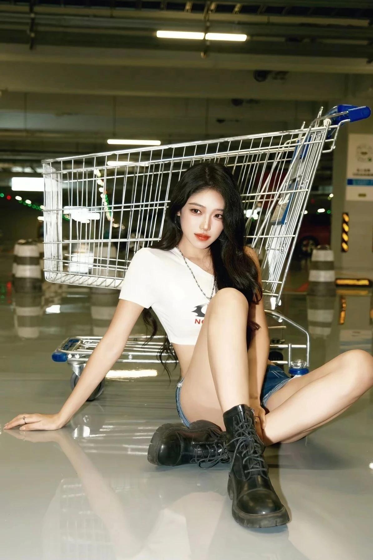 少女摄影|NO.0063期纯欲少女地下停车场随拍怎样在日常生活中抓拍人像最美