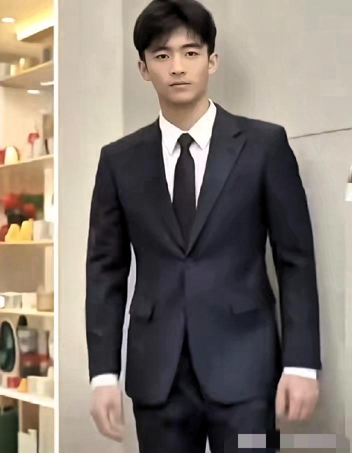 谁看了不说一句谢振轩太顶了！18岁的年纪，在妈妈张柏芝打官司时直接变身“守护神”