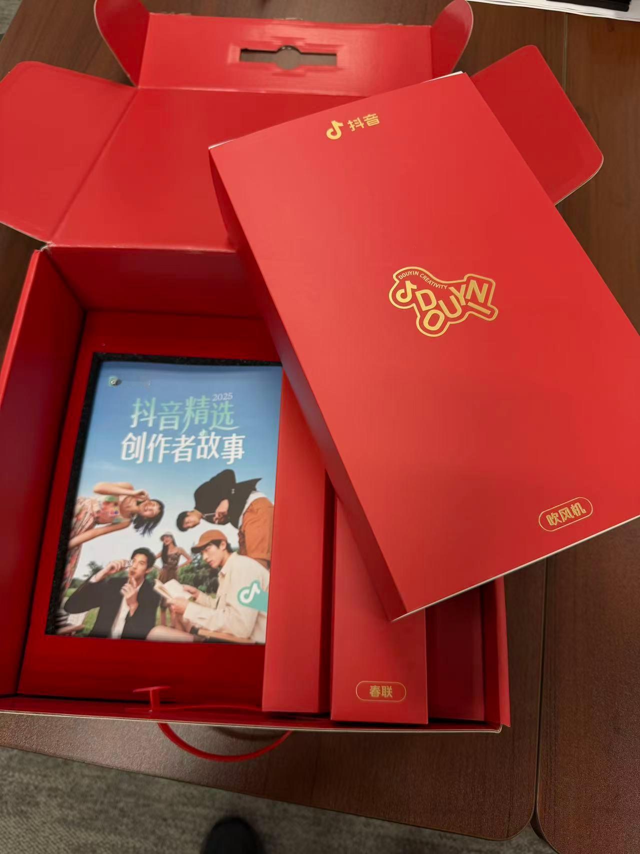 一大早来公司加班，突然送来一个快递，是抖音送的。。。我就在上面发了一些拉拉队视频