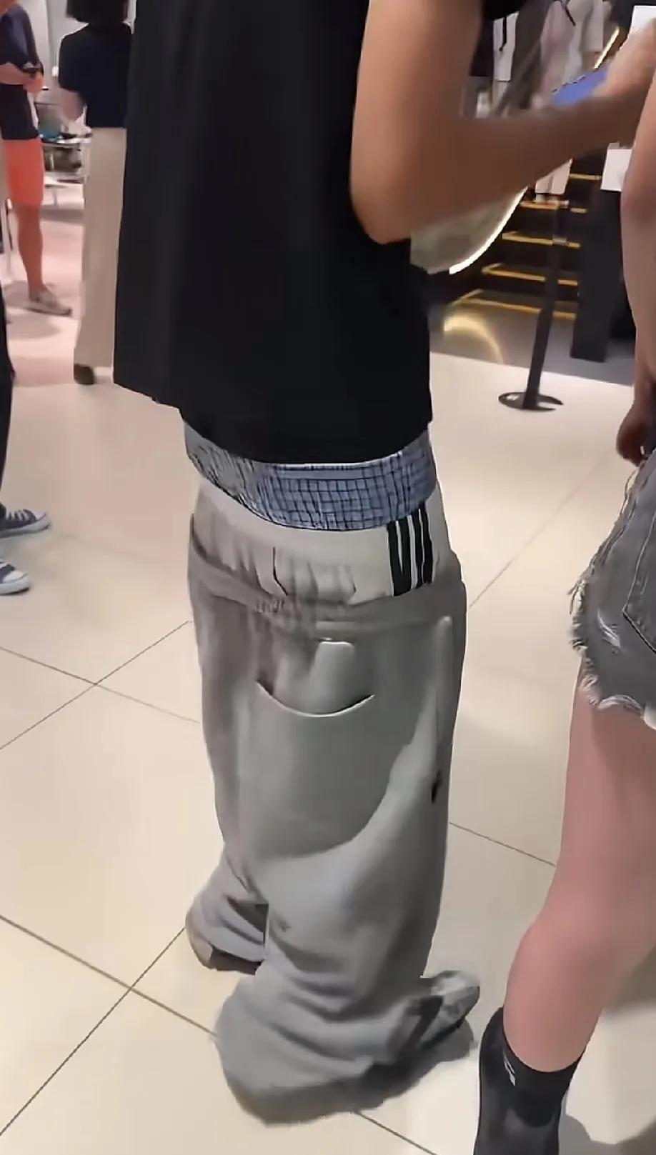 我想知道这是什么穿搭，这是一条还是三条，现在流行这种风格了吗，跟我们那个时候杀马