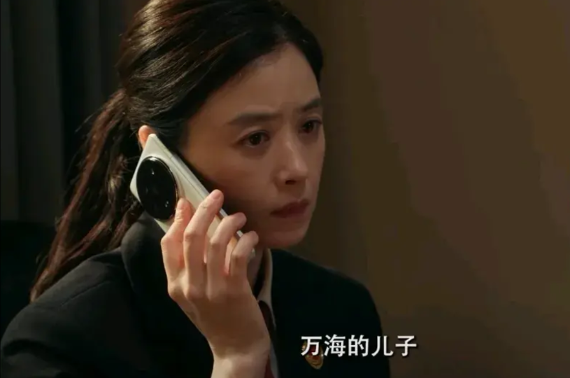 《以法之名》第23集预告，郑雅萍突然接到了万潮的电话，他给郑雅萍的邮箱里发了举报