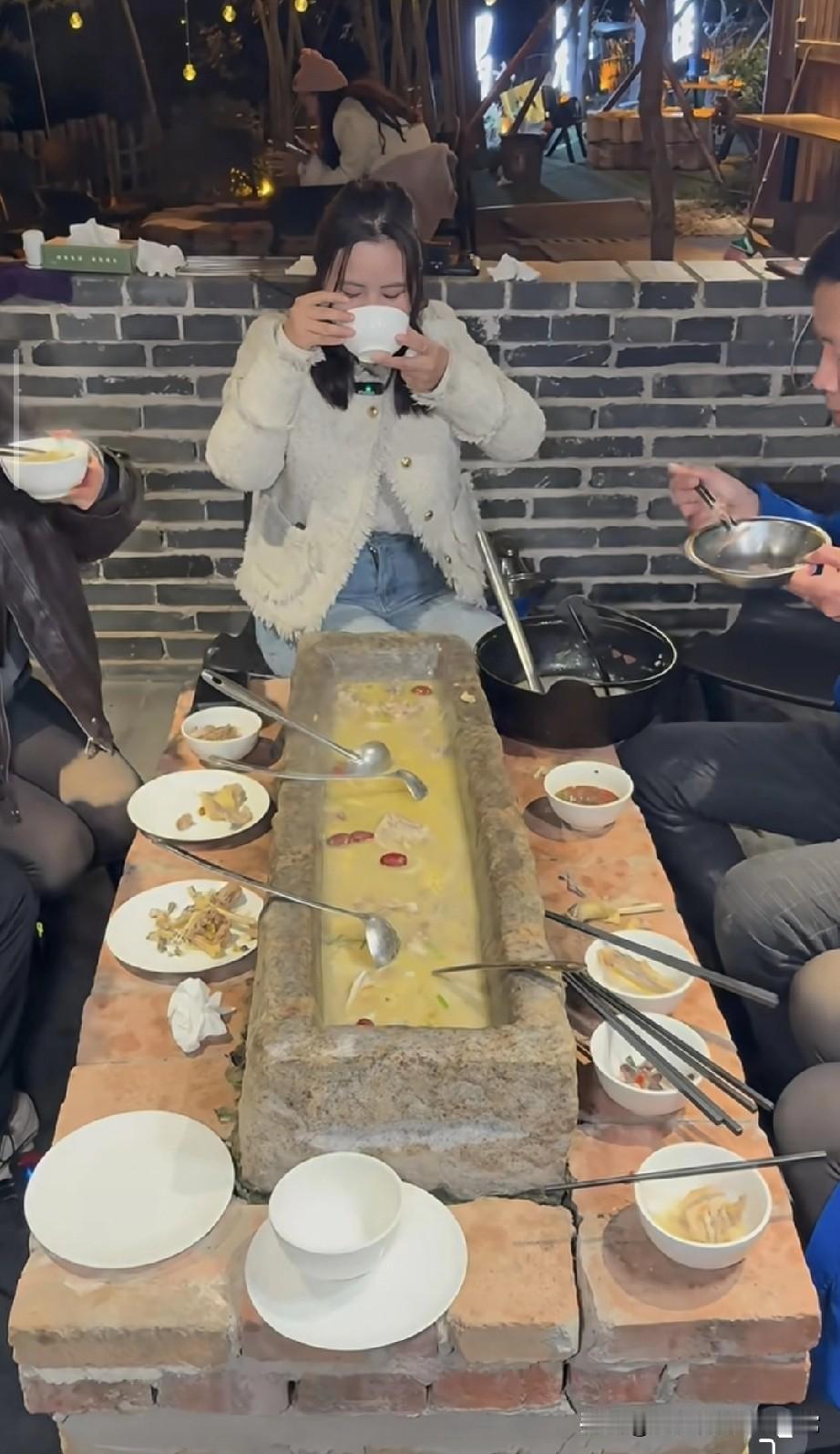 猪槽火锅！是新潮还是瞎折腾？刷视频撞见离谱一幕：老板竟把喂猪的老石槽搬上桌