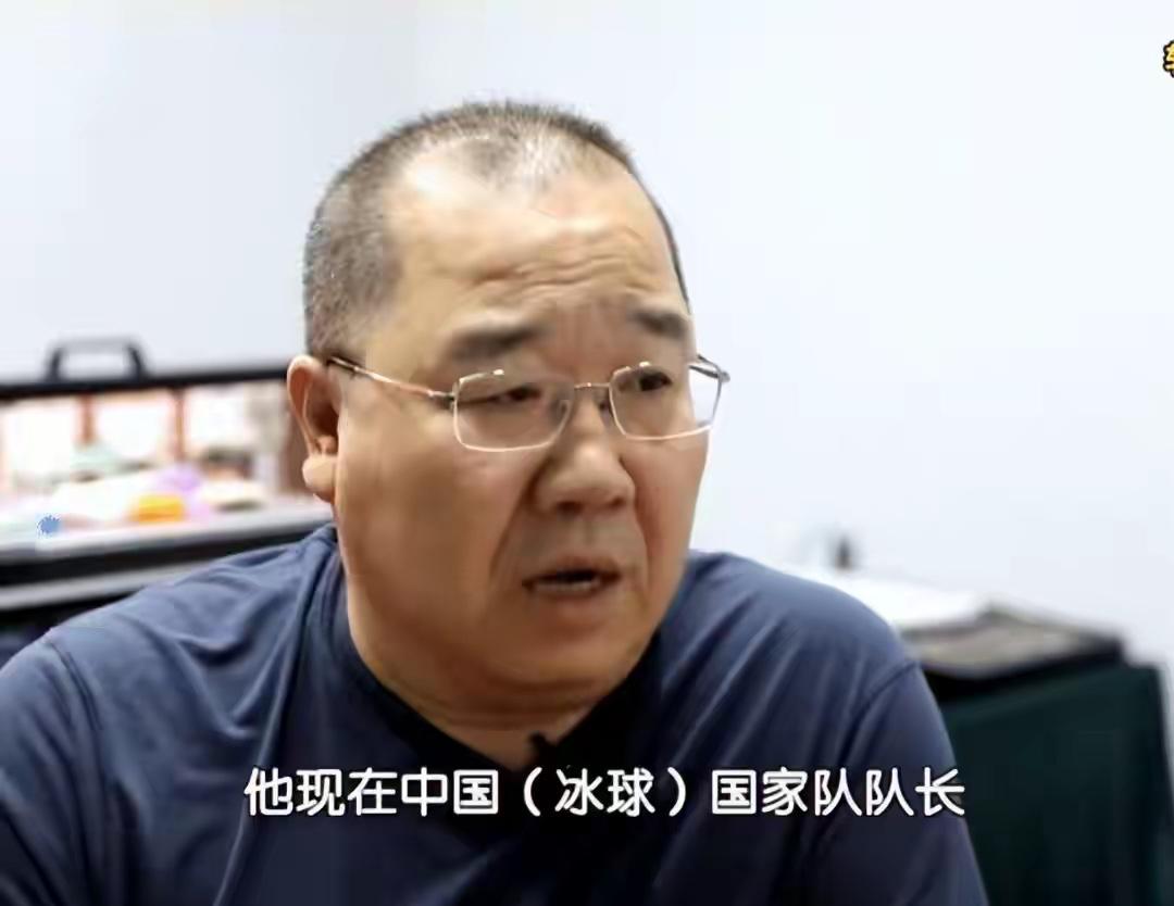 英达近期频频对以前弃养的大儿子示好，让人颇感意外，也让人觉得这个糟老头子没憋什么