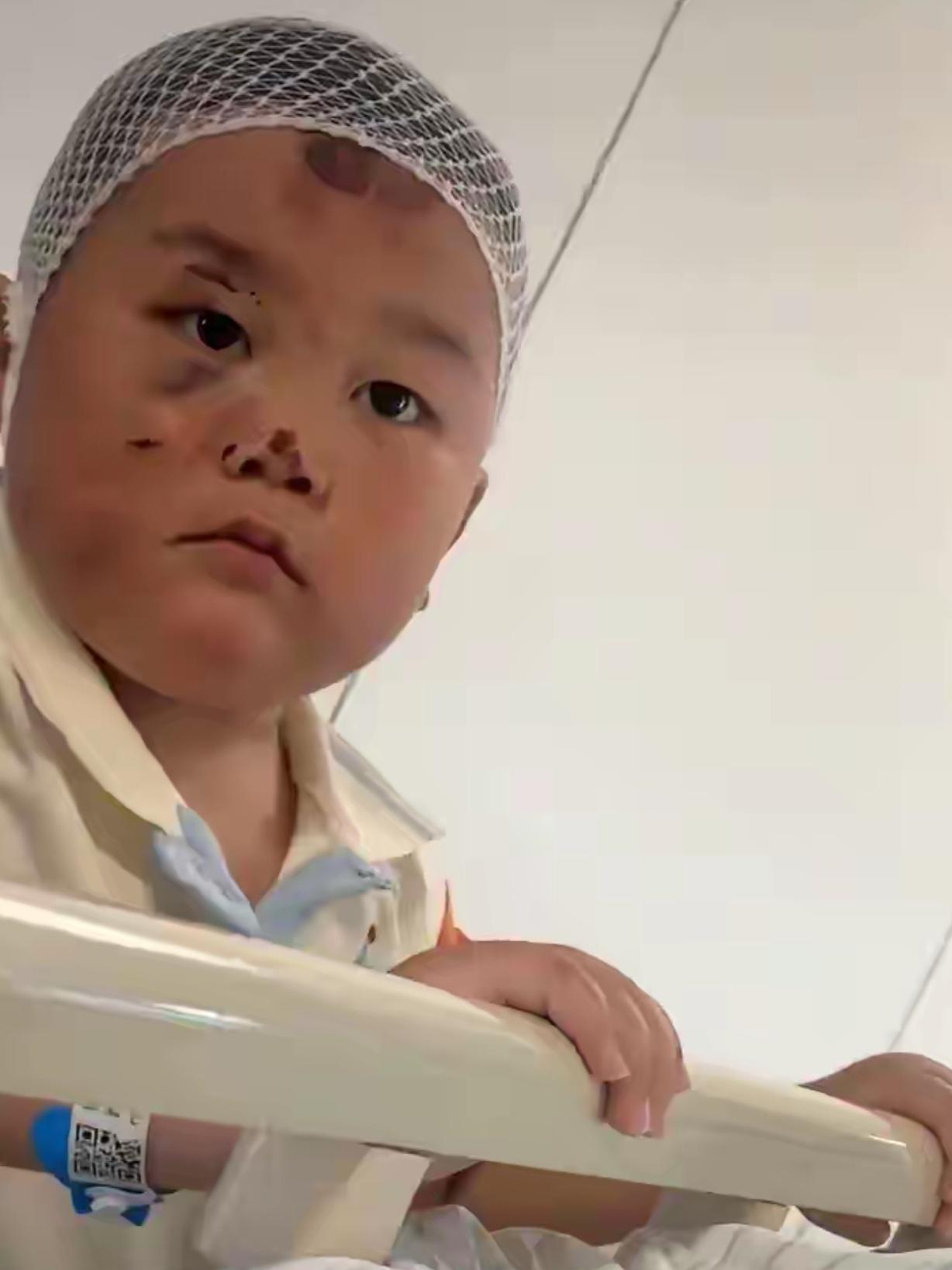 浙江一个只有3岁多的小男孩，本该在幼儿园里撒娇哭闹的年纪，却每天跟在妈妈身后跑外