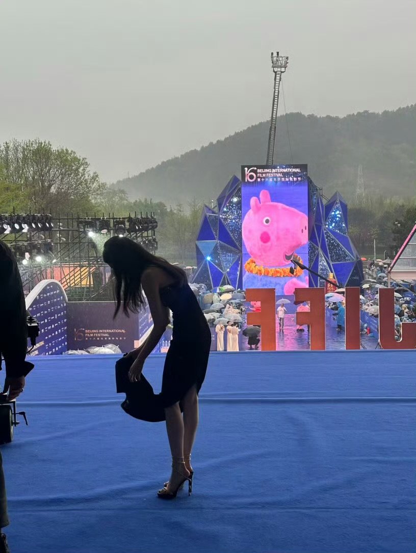 刘浩存拧裙子刘浩存拧裙子雨水宝宝就这样拧裙着裙子雨水