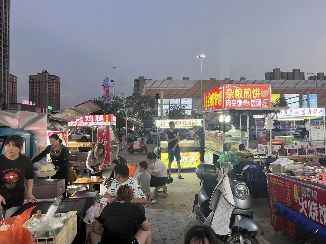 ‼️‼️泰兴万达对面好想来超市门口有一个大大的广场，之前是被跳广场舞和轮滑的占用