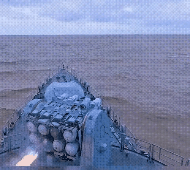 海红旗-7开盖的方式很独到，一个小细节，显露出军工人勤俭持家的优秀品质和设计的灵