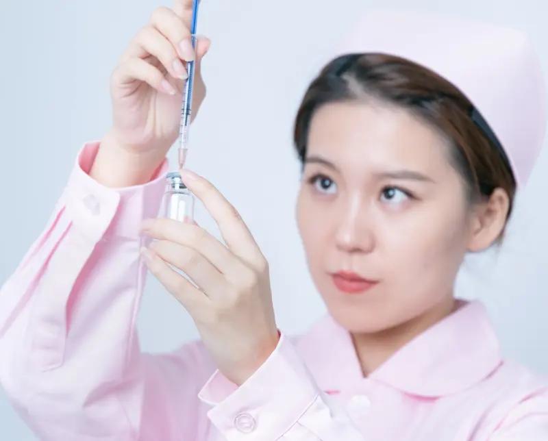 他家男孩报了护理专业，孩子自己也挺喜欢男孩，喜欢医学本来想报考临床医学的