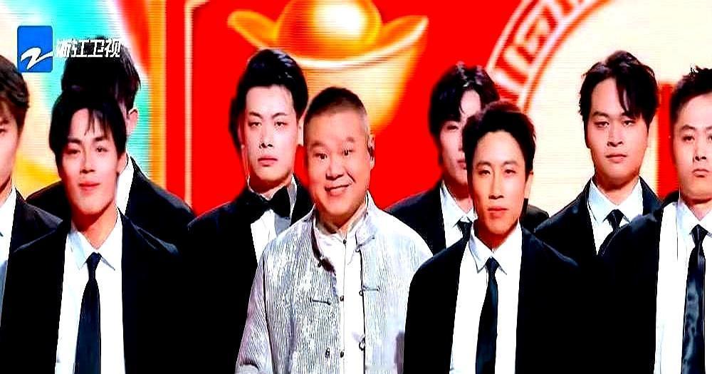 德云社集体缺席央视春晚，岳云鹏扭头和一个71岁老太太合唱，直接干出个亿级热搜。