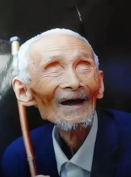 2010年11月，河南省泌阳县一位姓郭的“瞎老头”去世后，泌阳县政协、县委宣传部