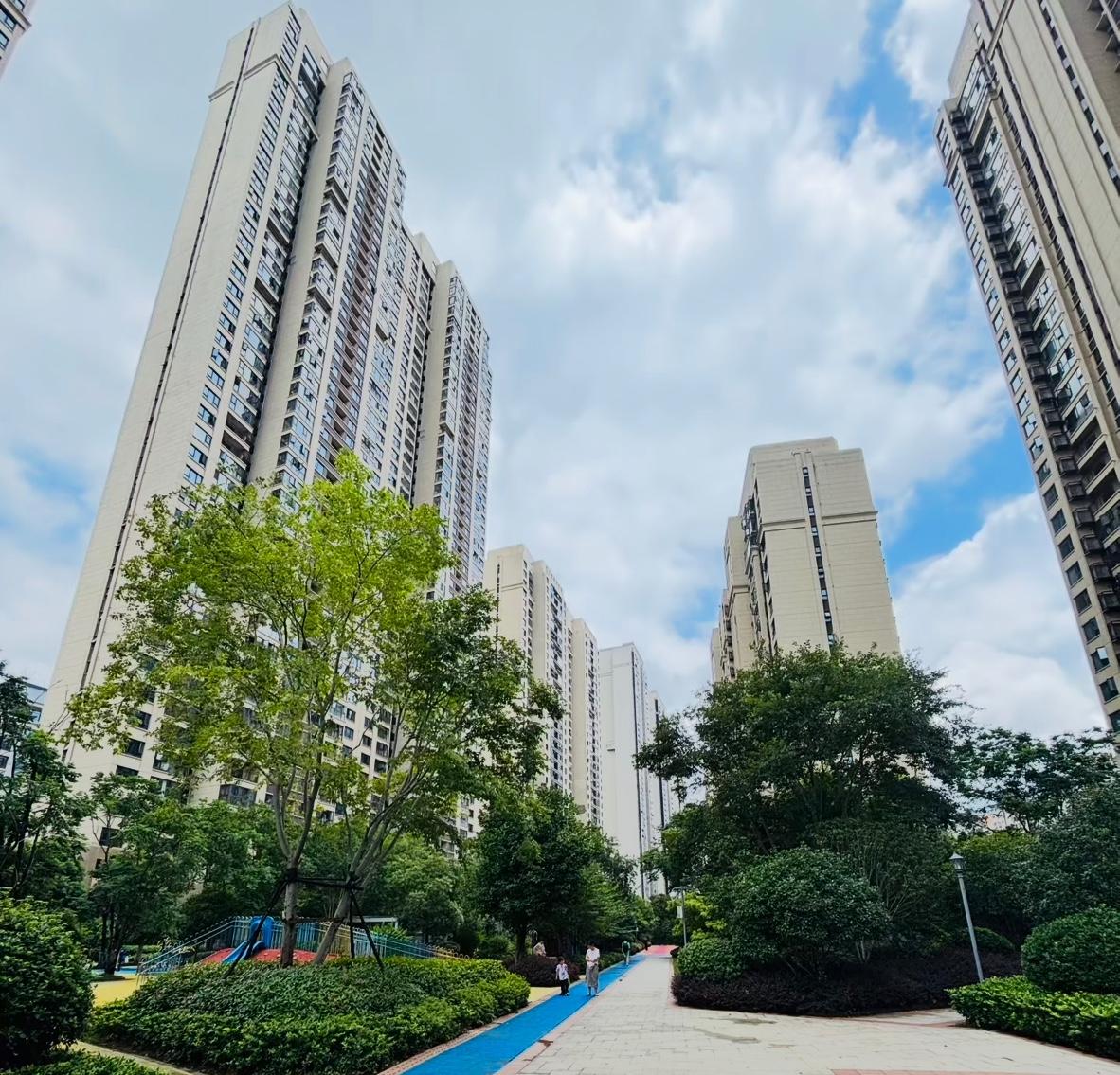 朋友做生意的，觉得我是体制内的，刚结过婚了又没有什么压力，让我去武汉买一套，我说