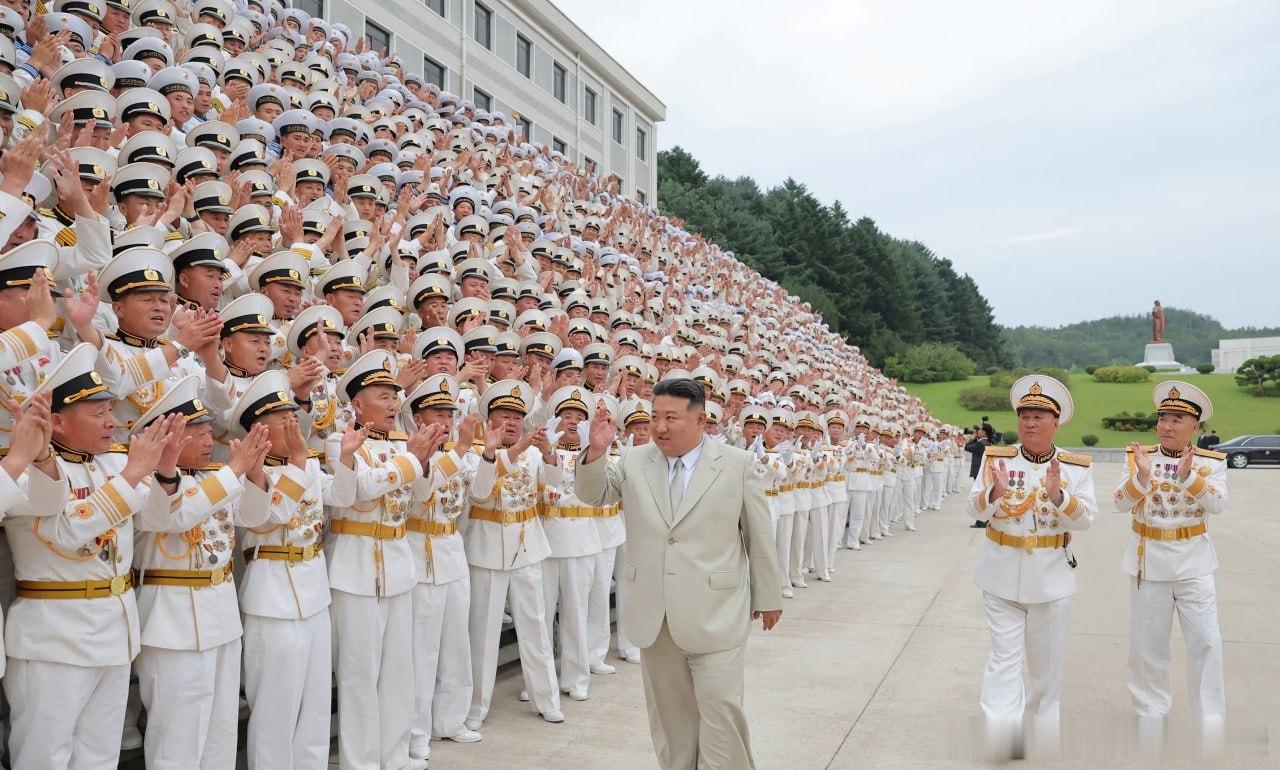 朝中社报道，朝鲜最高领导人金正恩表示，该国最新型的5000吨级驱逐舰“姜健”号将成为其核反应体系的一