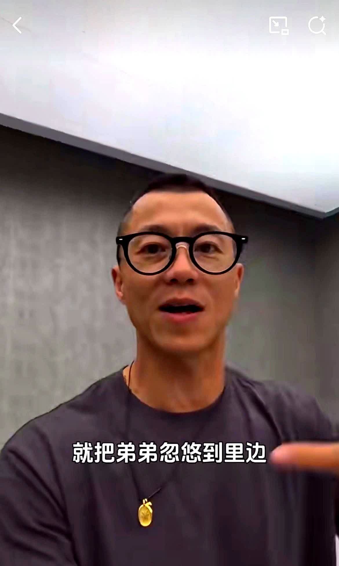 真把娃塞进前备箱，一脚油门就能秒变夺命车厢陈震钻进蔚来ES8前舱，随手一