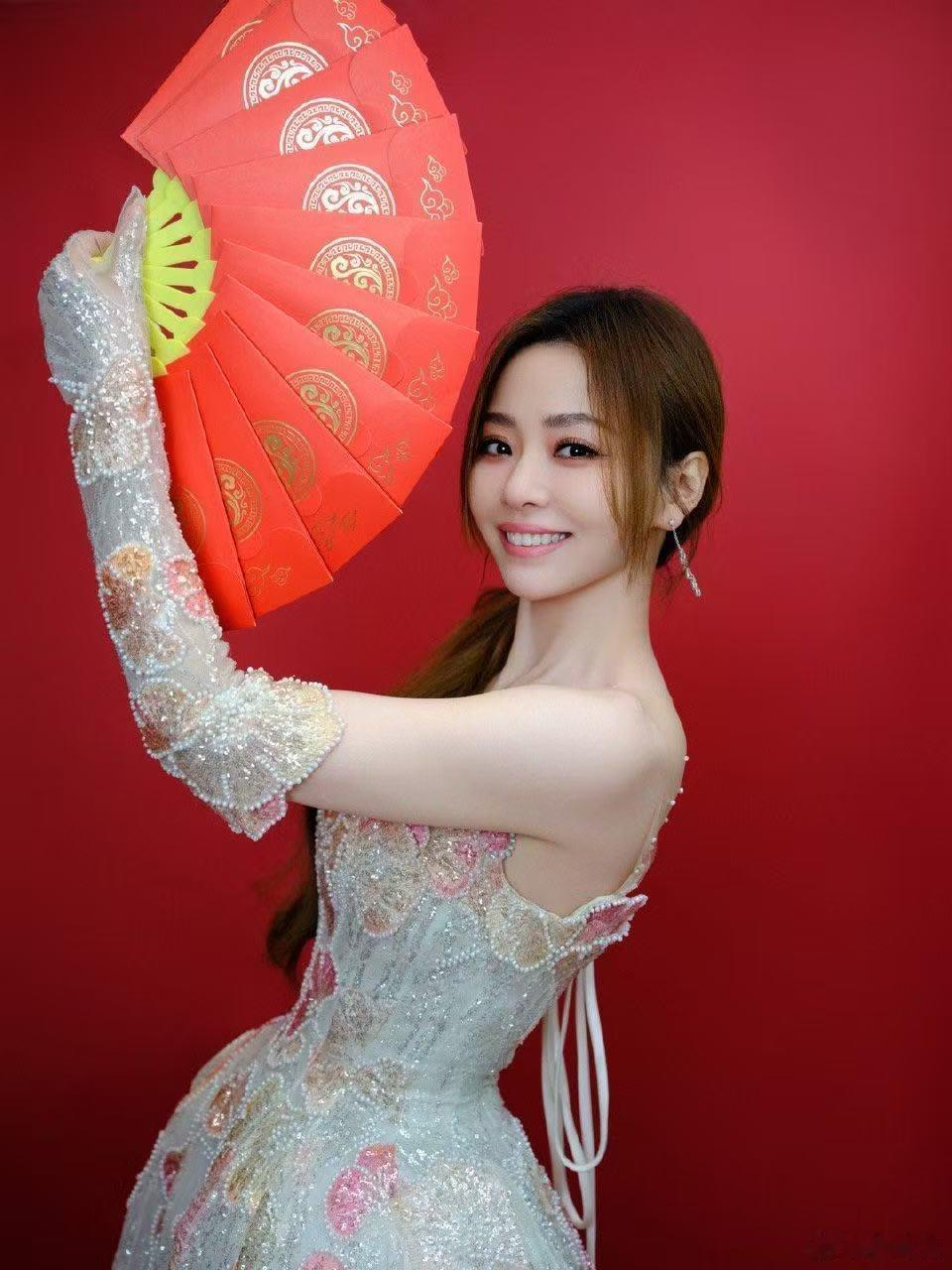 张靓颖行走的CD5000人的场面很壮观，但一开口，5000人的合唱都成了她的和