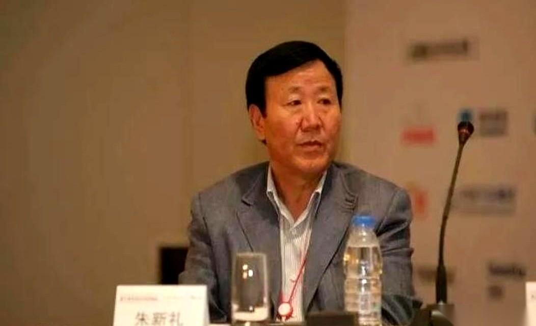 九十年代，一个公务员，你让他扔了铁饭碗，去接一个欠了1000万的破罐头厂，你觉得