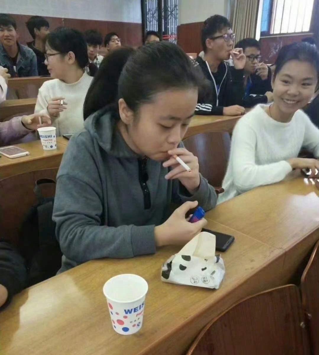 中国某高校大学课堂全体女生男生都在抽烟，老师也不阻拦？近日，网友分享了11年前