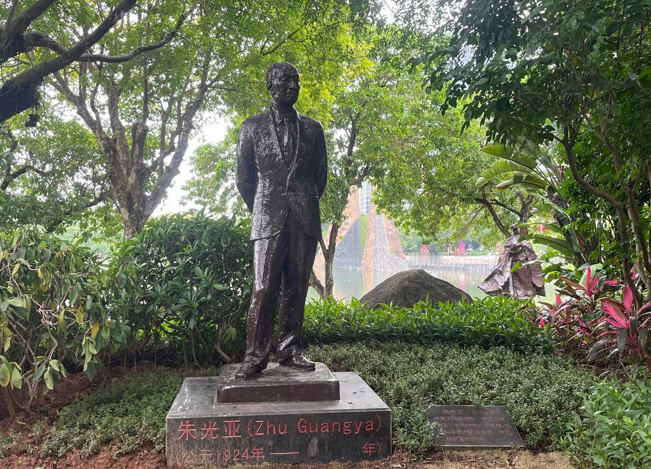 中国工程院首任院长朱光亚的雕像在广州市黄埔区科学城广场。朱光亚（1924年12