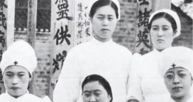 1946年的除夕夜，当时一群女护士以“吃药”为名，将毒药喂给了解放军伤员。在凌晨