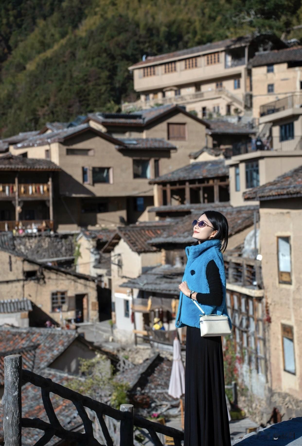 女生如何穿搭看起来时尚更有品味呢静坐古巷，看岁月静好