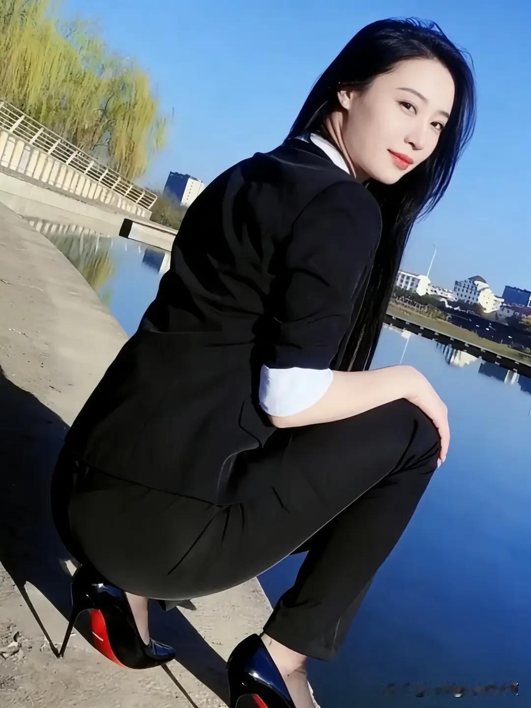 都市女郎的优雅瞬间，就像夜空中闪烁的星星，让人眼前一亮。比如杨幂，穿上优雅黑丝