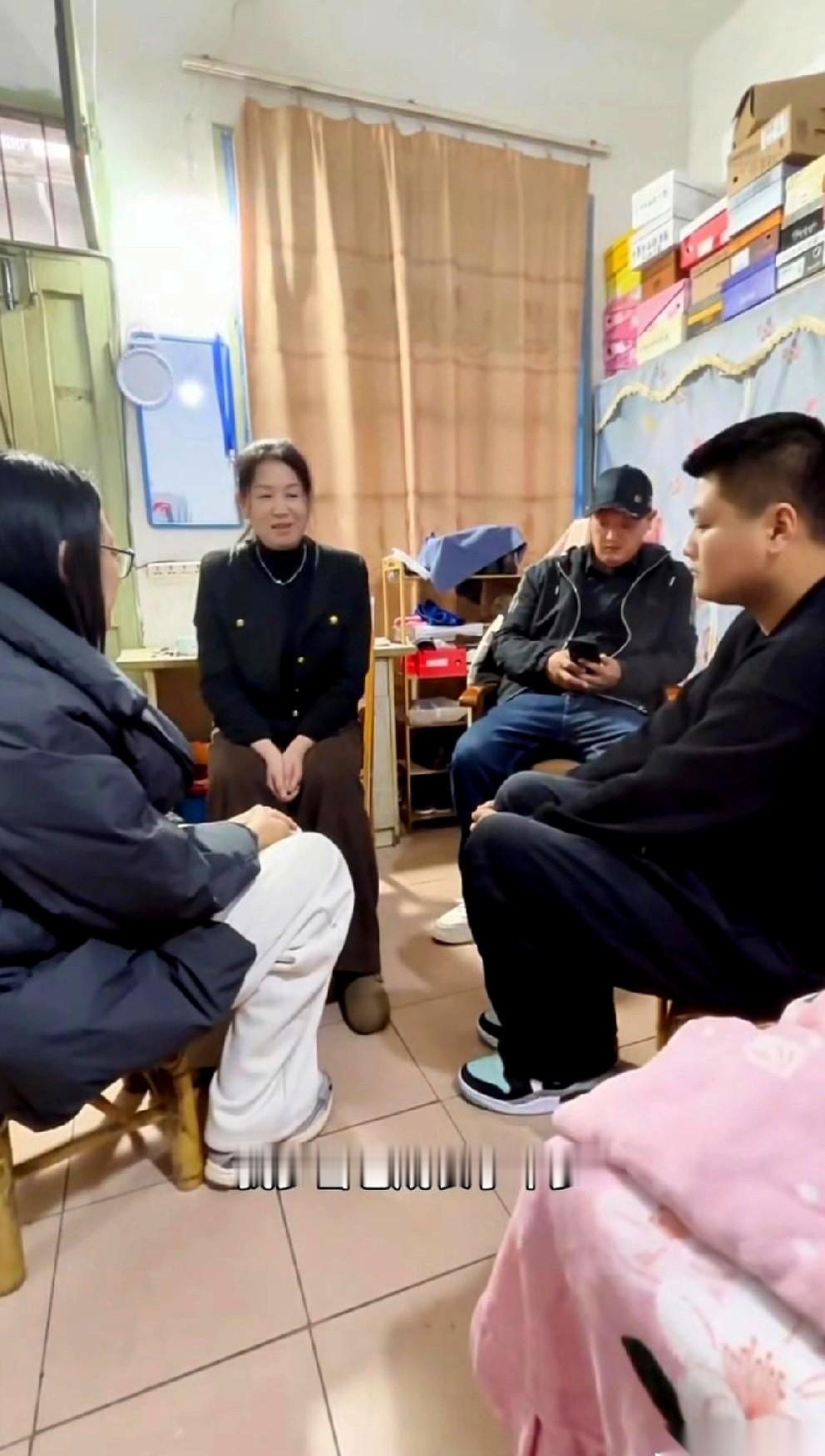 真给我看愣了。一个岳父，拉着刚认亲没多久的女婿开家庭会议，核心议题竟然是：你必