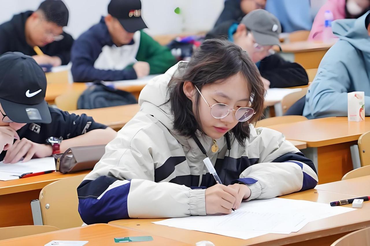 直白说：当然有救，而且是绝佳翻盘期。初一数学70多分，根本不是智商问题，就