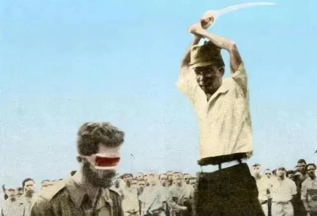 1943年，一个日本人砍下一个男人的脑袋，结果，因为这张照片，10万日本人全部都