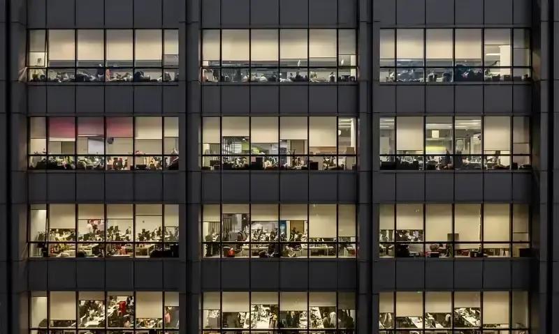 裁员刀只砍一线，领导层却越砍越多，员工干脆把键盘一推。2025年春天开始，这家