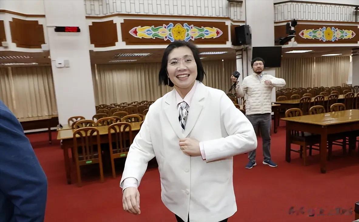 蓝营五个县市有变，徐欣莹不能够再沉默下去了。在蓝白竹北人选僵持不下之后，尽管黄国
