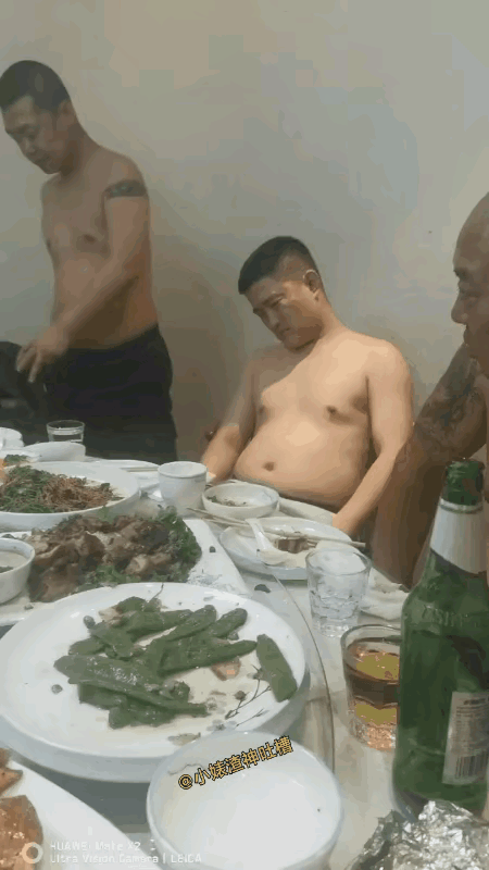 喝蒙圈了！这一下磕得不轻！喝酒没底线，吃饭没形象，出门装牛氓，说话吵死人，没