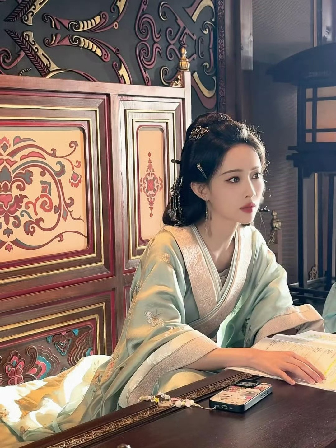 孟子义开香槟《将门独后》杀青现场这段花絮真的反差太萌了孟子义原本满心期待开香槟