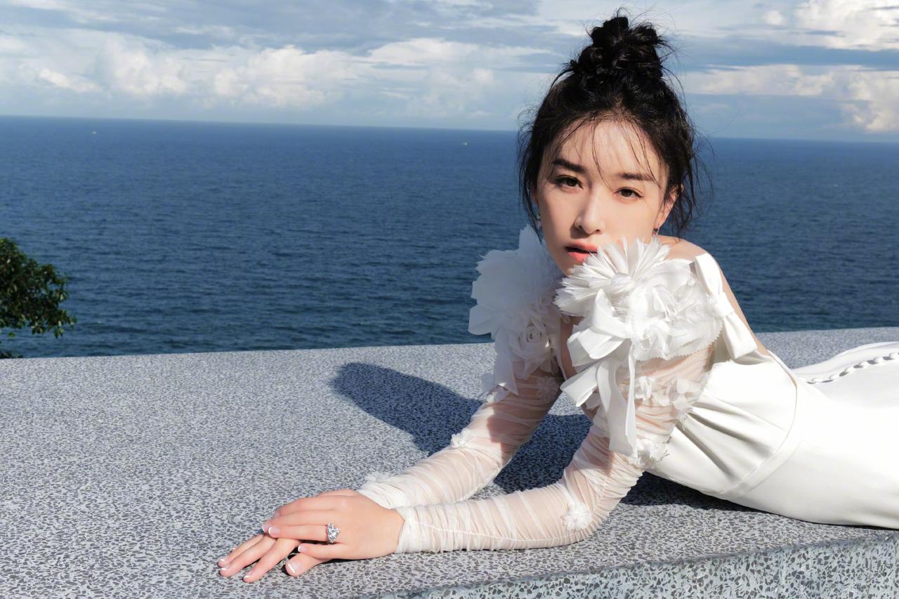 乘风2026阚清子……38岁白色礼服造型，比大海还要美，比天空还要漂亮，像白天