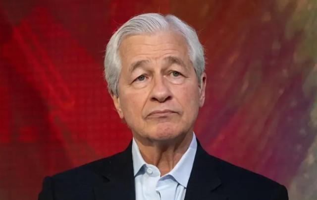美国记者问摩根大通CEO戴蒙：“中国怕不怕制裁？”没想到，这位金融大佬的回答，颠