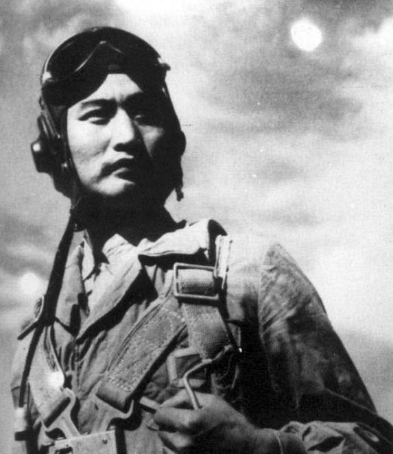 1951年，志愿军飞行员刘玉堤在返航途中，无意间发现，自己身下竟有一群黑压压的敌