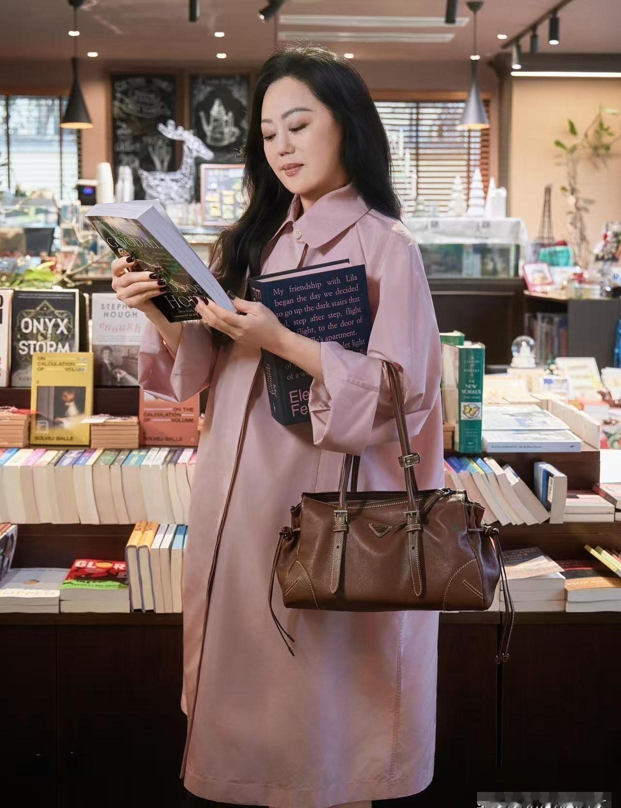 62岁穿芭比粉一点不违和，皮肤比40岁还好。真正恐怖的，是她朋友圈里随手写的笔