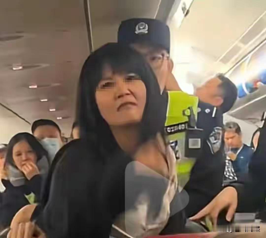 扯虎皮做大旗的小仙女昨天在亚航重庆飞吉隆坡的航班上，一位女乘客在起飞前大声