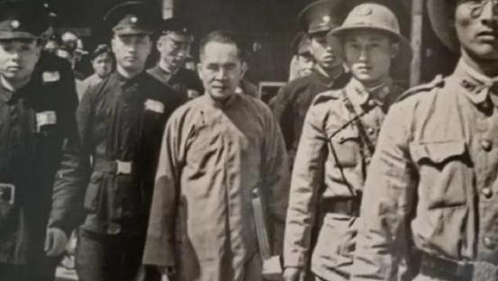 1946年10月8日，汪伪国民政府宣传部长林柏生被押赴刑场，临刑前，林柏生一边摘