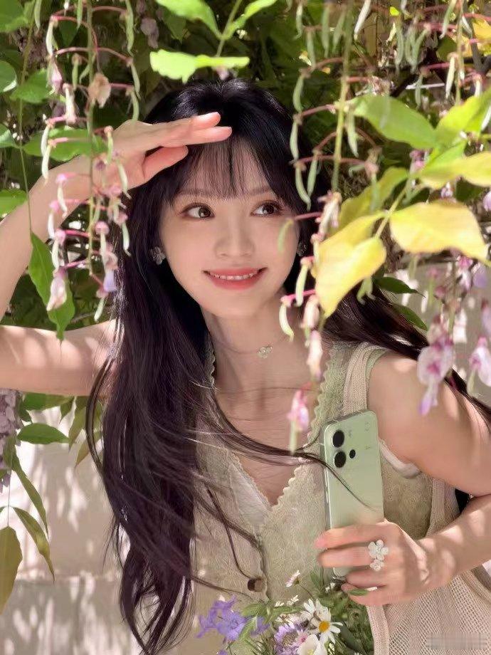 田曦薇521营业照好适合绿色的田曦薇田曦薇521营业照，好适合绿色的田曦薇。
