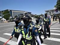 外国网友至今不懂：中国军人持枪上街，民众为何毫无恐惧大家好，外网一个话题持