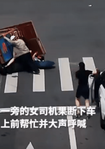 上人民日报了！江苏常州，三轮车和电瓶车相撞，电动车上3人被压车底，旁边女司机果断