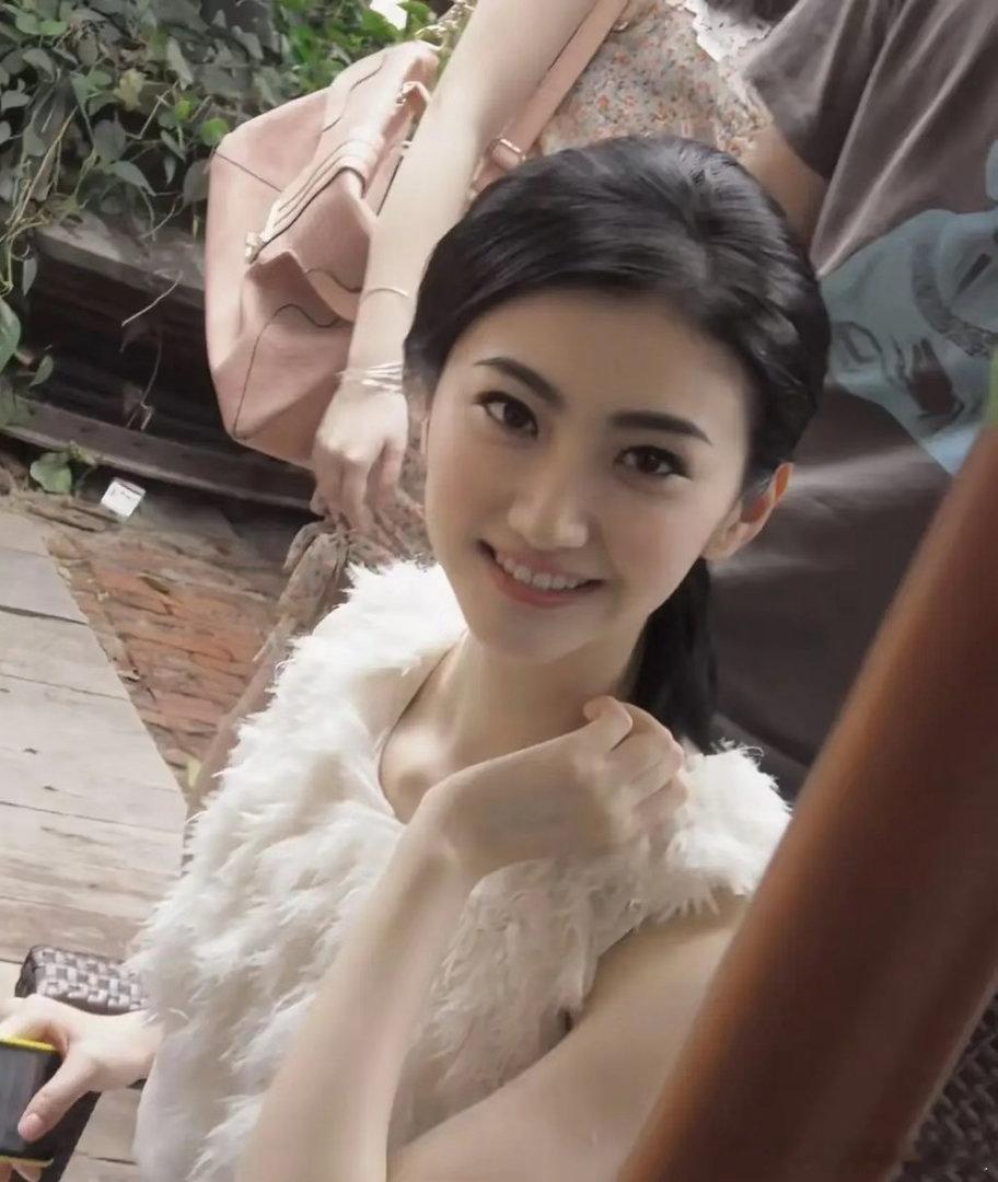 曾经有多风光，如今就有多落魄。景甜当年花500万买礼服，如今却因为钱头大。早些年
