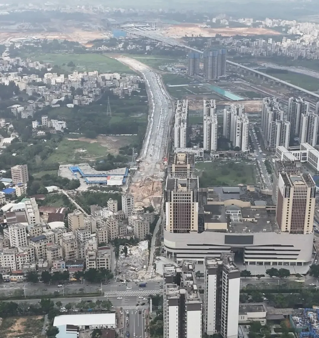 作为湛江高铁北站的重点配套道路湛阳路目前已开始拆除湛江义乌商贸城旁的房屋建筑，远