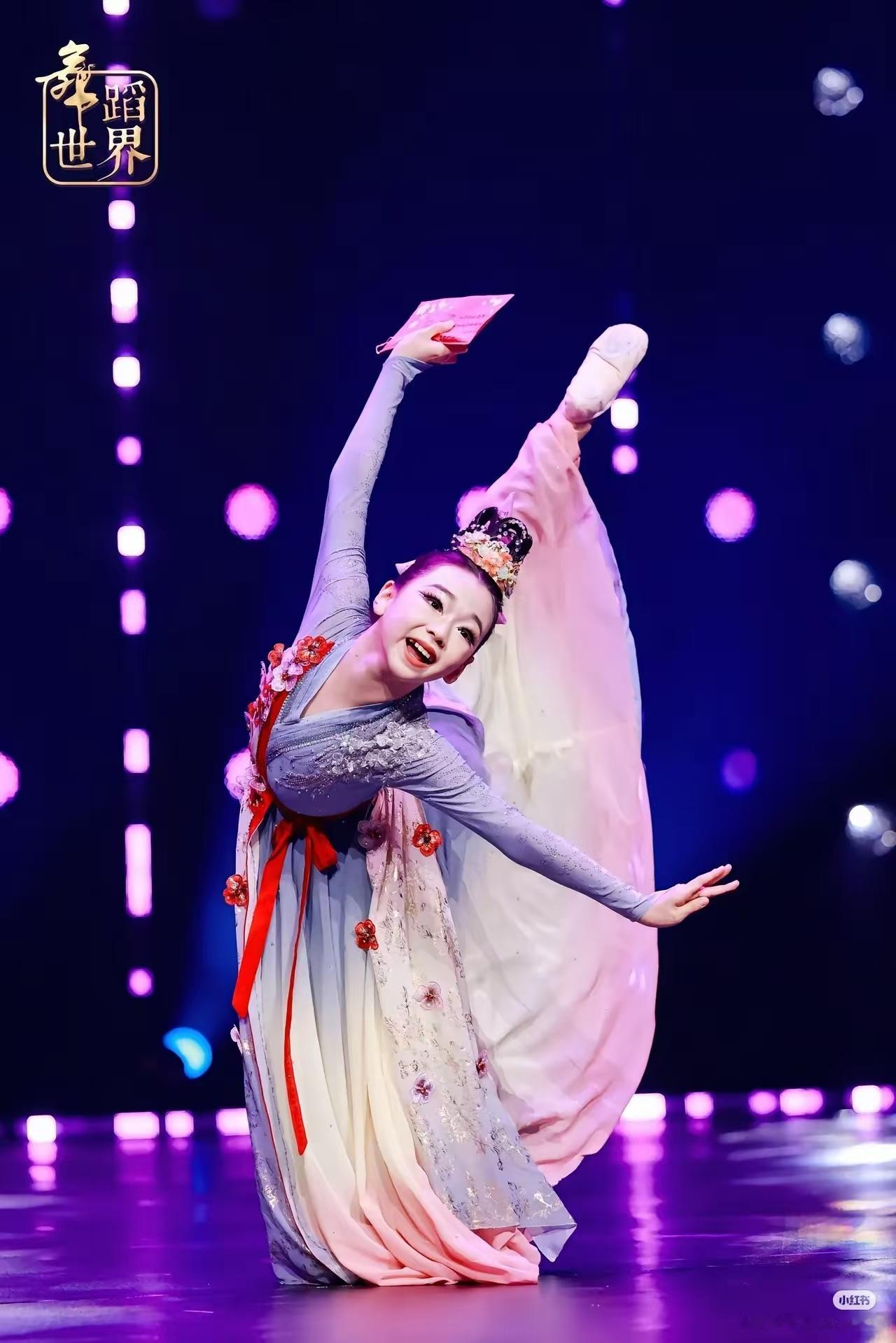 小酒窝真的是老天喂饭吃的小孩儿姐。看这扎实的基本功，可以想见这孩子为了跳舞吃了很