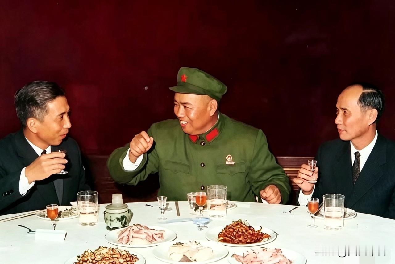 老照片里许世友将军跟老哥们聚餐，席间谈笑风生。桌上是简简单单的猪头肉、花生米，朴