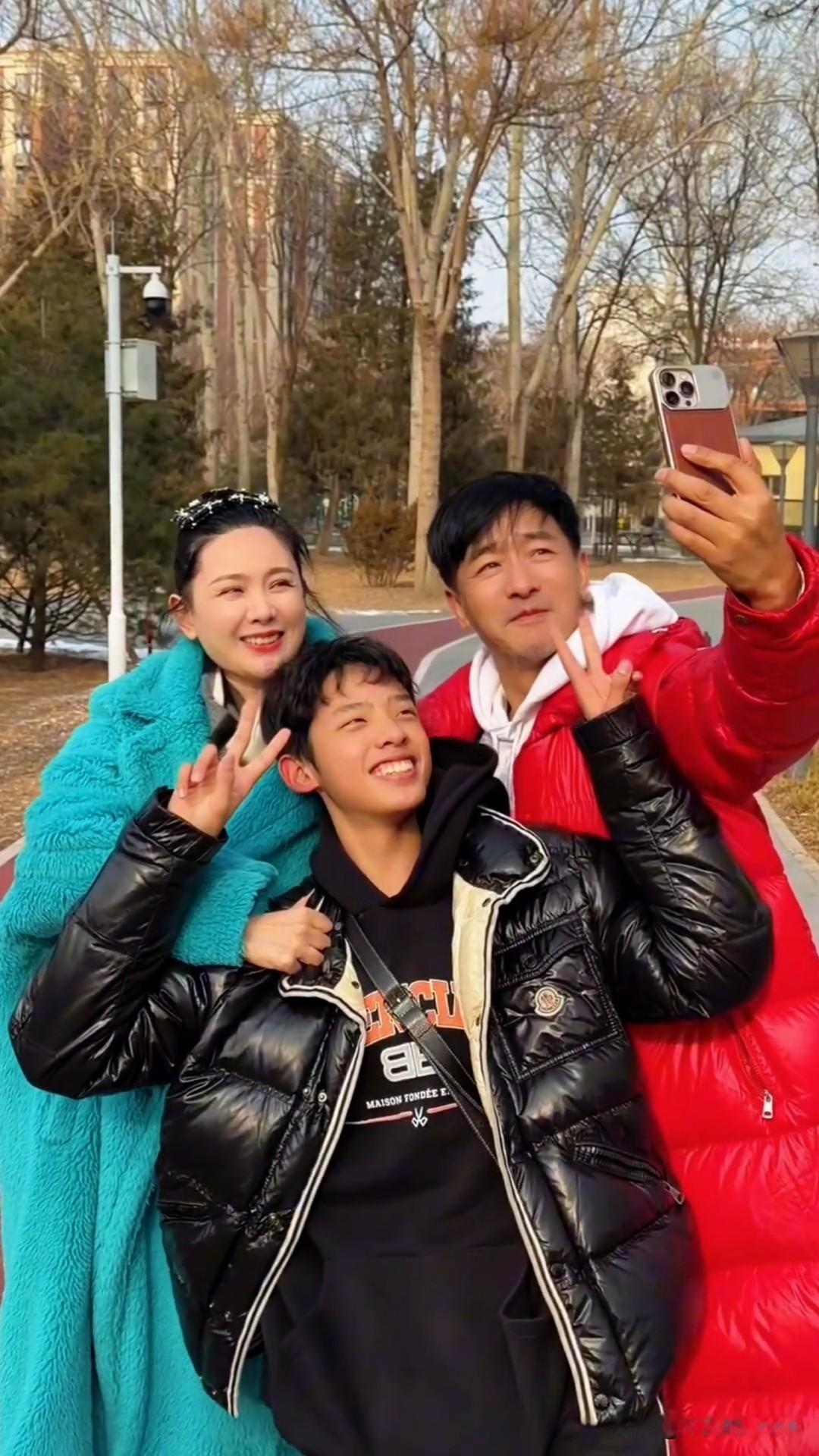 1月18日，程莉莎晒出2张家庭合照，并配文“原来18年已经过去那么久了，儿子一下