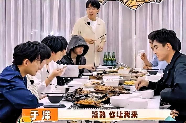 严浩翔和张真源的粉丝，正在用计算器算他们之间的友情。严粉甩出一篇万字长文，里